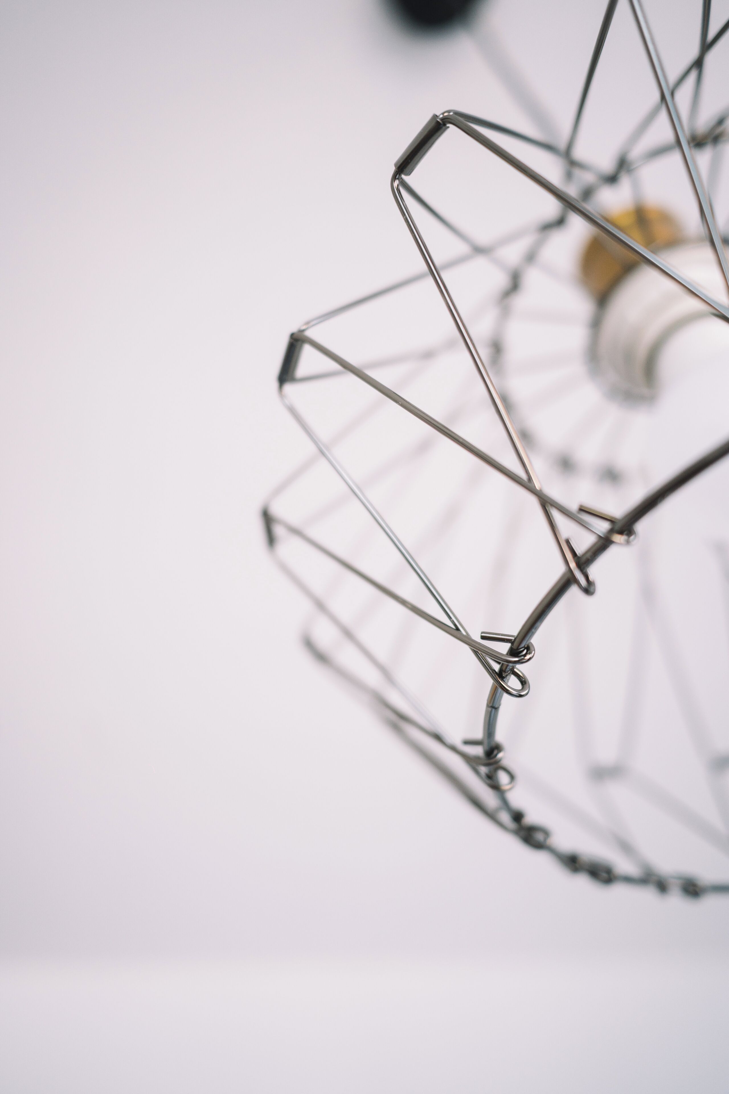Un primer plano de una estructura de metal, posiblemente parte de un adorno o mueble.