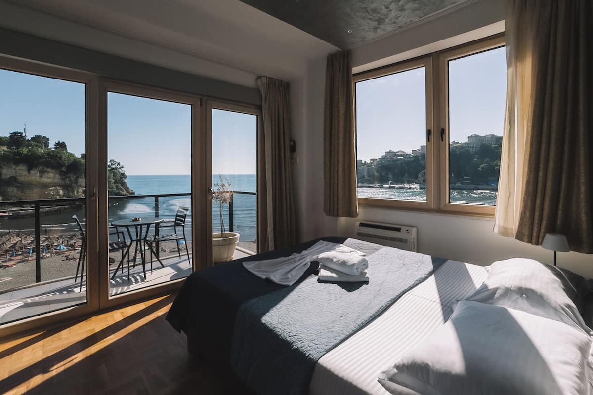 Deluxe-Apartment, 1 Schlafzimmer, Balkon, Meerblick | Hochwertige Bettwaren, Minibar, Verdunkelungsvorhänge
