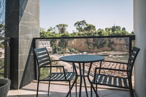 Departamento Deluxe, 2 habitaciones, balcón, vista a la playa | Restaurante al aire libre