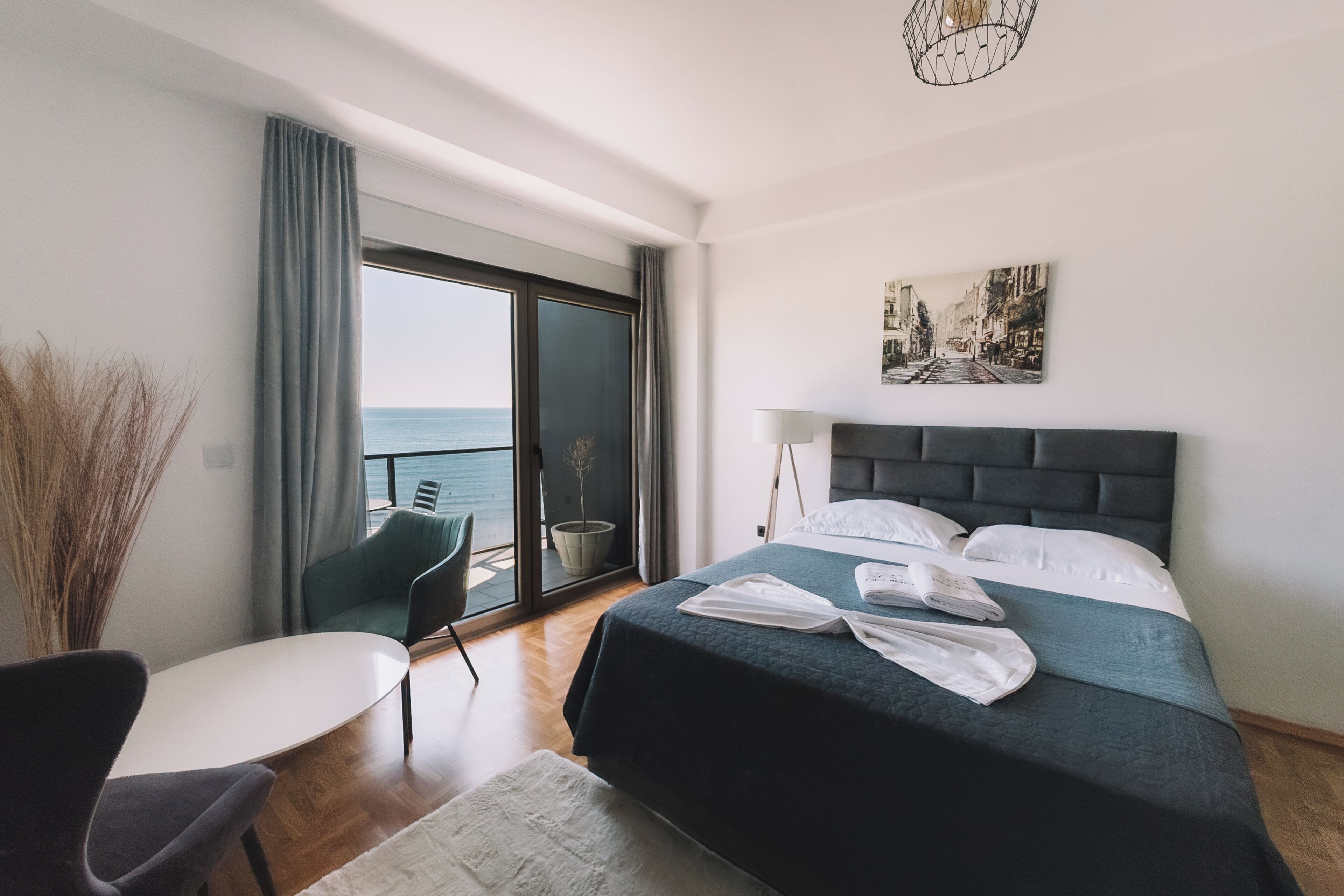 Premium bedding, minibar, blackout drapes, soundproofing