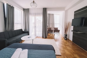 Departamento Deluxe, 2 habitaciones, balcón, vista a la playa | Ropa de cama de alta calidad, minibar y cortinas blackout 