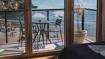 Sengetøy av topp kvalitet, minibar, blendingsgardiner og lydisolert