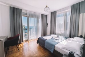 Departamento Deluxe, 1 habitación, balcón, vista al mar | Ropa de cama de alta calidad, minibar y cortinas blackout 