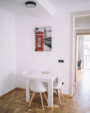 Departamento Deluxe, 1 habitación, balcón, vista al mar | Restaurantes