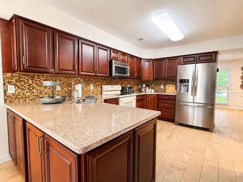 Relaxing Backyard • BBQ • 5BR • Pet Friendly