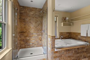 Secadora de cabello, toallas, jabón, papel de baño 