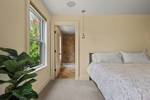 WiFi, bed sheets - Amazing Stowe Luxury Duplex with Gym / Sauna & Hot Tub! (Stowe)
