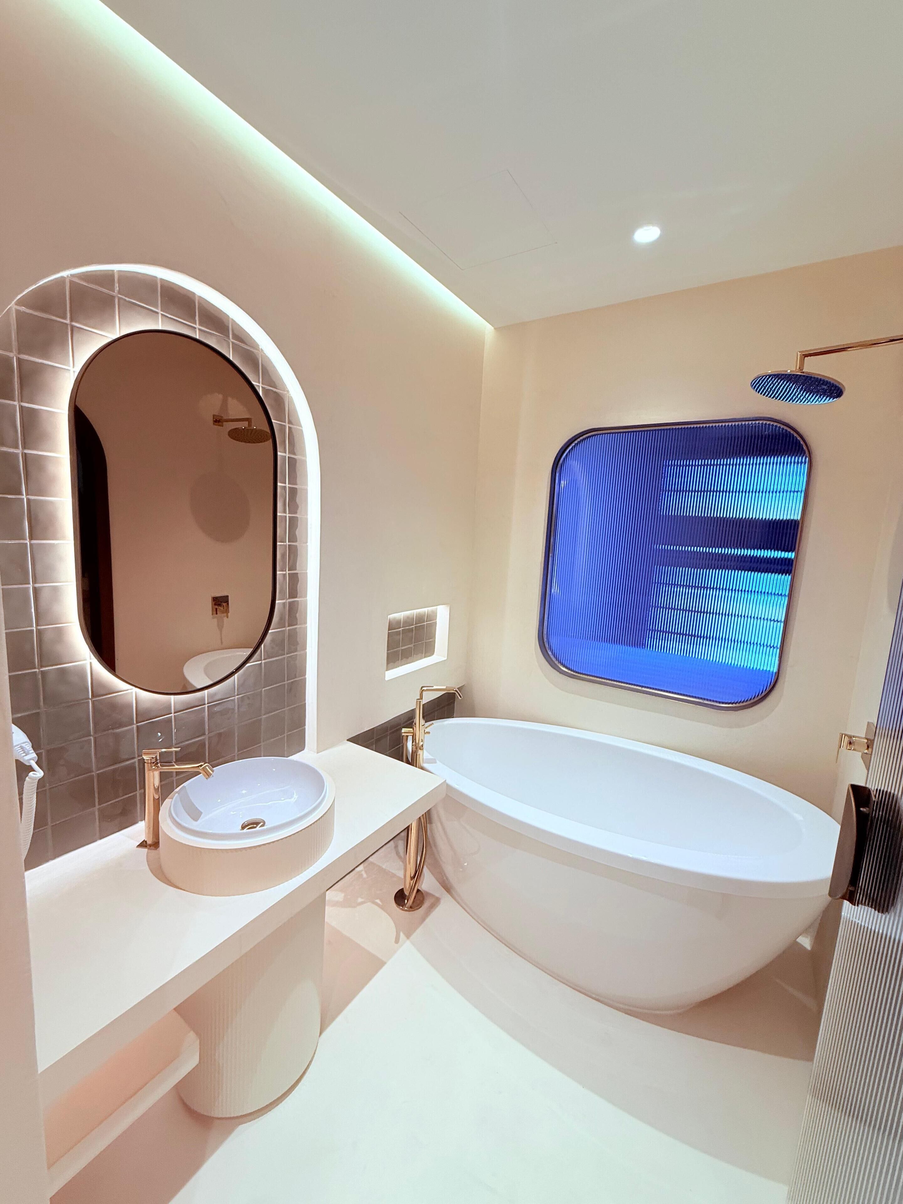 Deluxe-Doppelzimmer, eingeschränkter Meerblick | Badezimmer | Kostenlose Toilettenartikel, Haartrockner, Handtücher, Seife