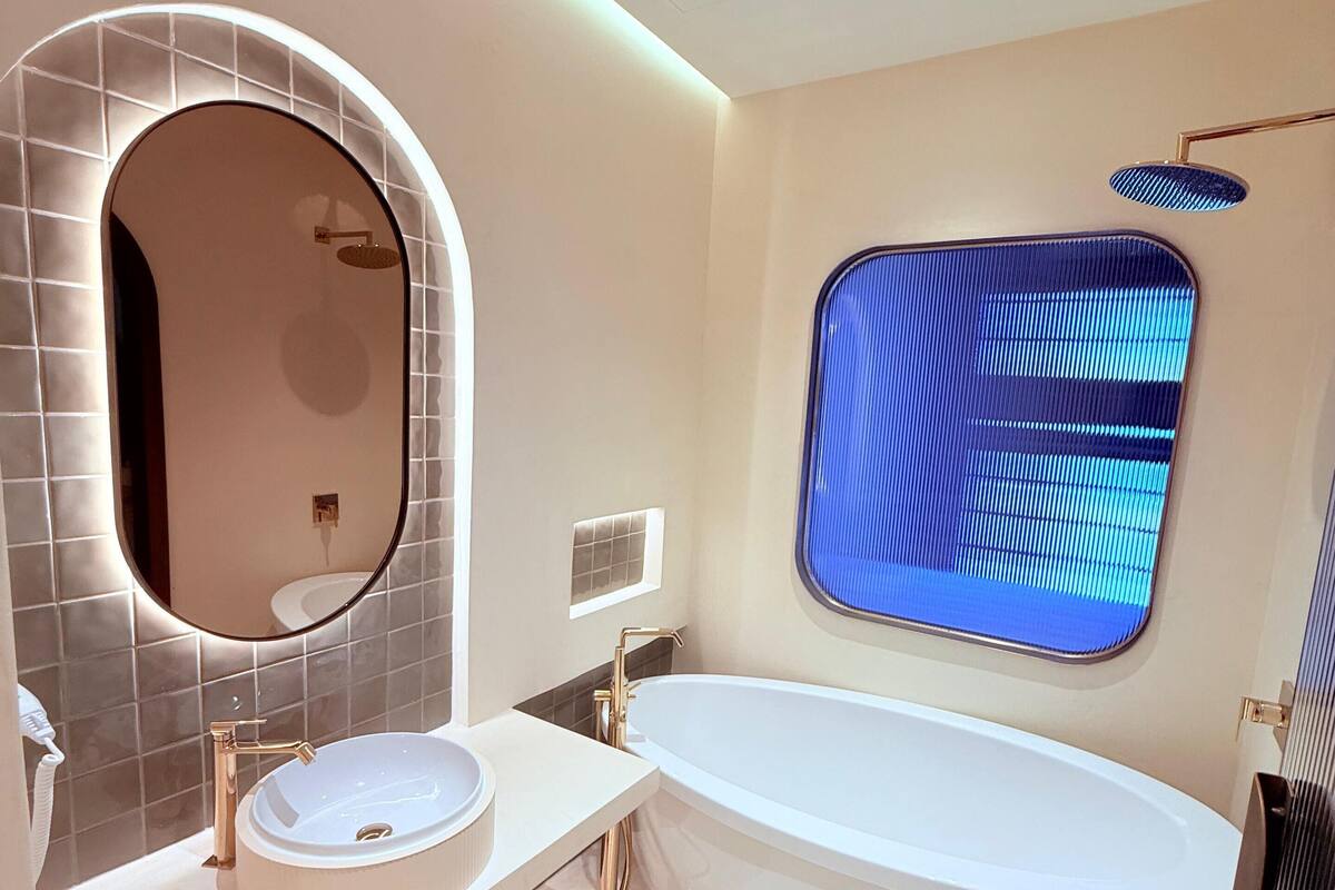 Deluxe Double Room, Partial Sea View | Bathroom
