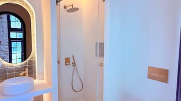 Superior-Doppelzimmer, Meerblick | Badezimmer | Kostenlose Toilettenartikel, Haartrockner, Handtücher, Seife