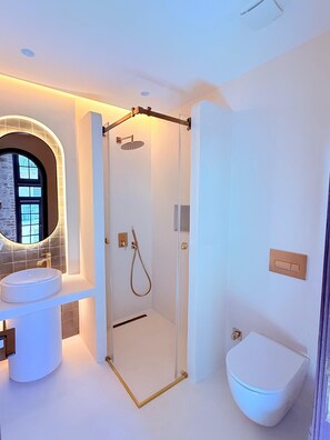 Superior-Doppelzimmer, Meerblick | Badezimmer | Kostenlose Toilettenartikel, Haartrockner, Handtücher, Seife