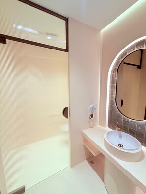 Deluxe Double Room, Partial Sea View | Bathroom | Free toiletries, hair dryer, towels, soap