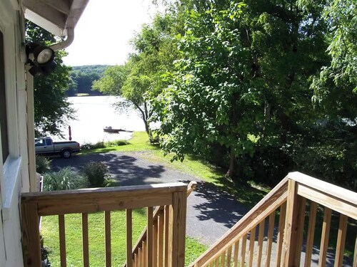 Lovely 1-bedroom apartment with AC in charming Saugerties, 4 minutes to HITS