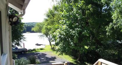 Lovely 1-bedroom apartment with AC in charming Saugerties, 4 minutes to HITS