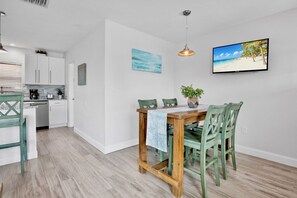 Dining - Beautiful 2 Bedroom Duplex Steps Away from the Beach (Sarasota)