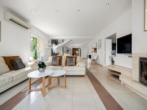 Living Room - Villa SOL FELOSTAL, 130m zum Strand, nahe Airport und Palma Zentrum by Interhome (Palma)