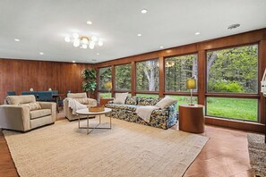 Smart TV, fireplace, table tennis