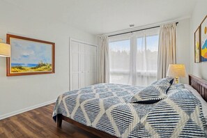 6 bedrooms, desk, free WiFi, bed sheets - RetroRetreat on the Preserve | Dunes/Games/FirePit (South Haven)