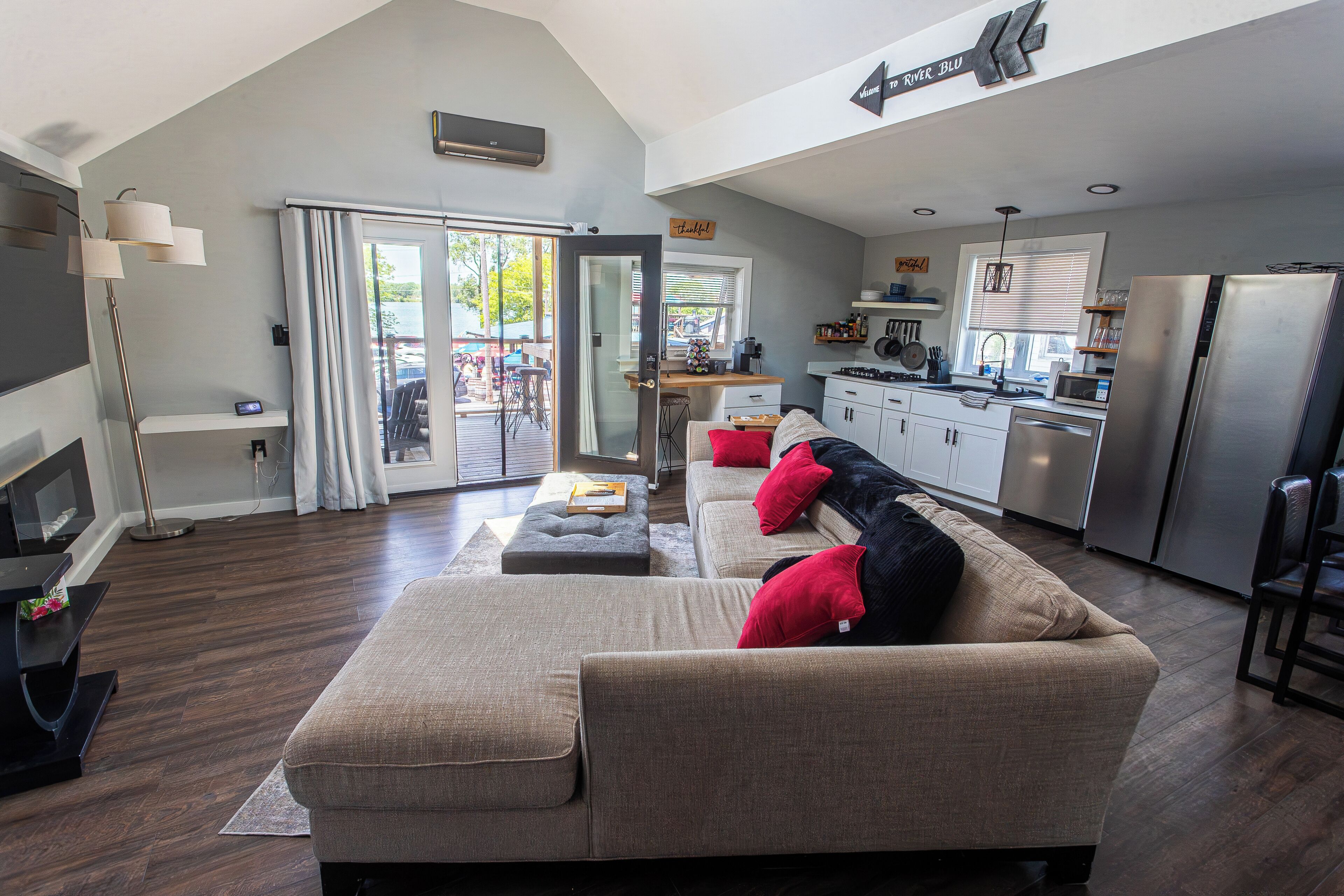 Smart TV, fireplace