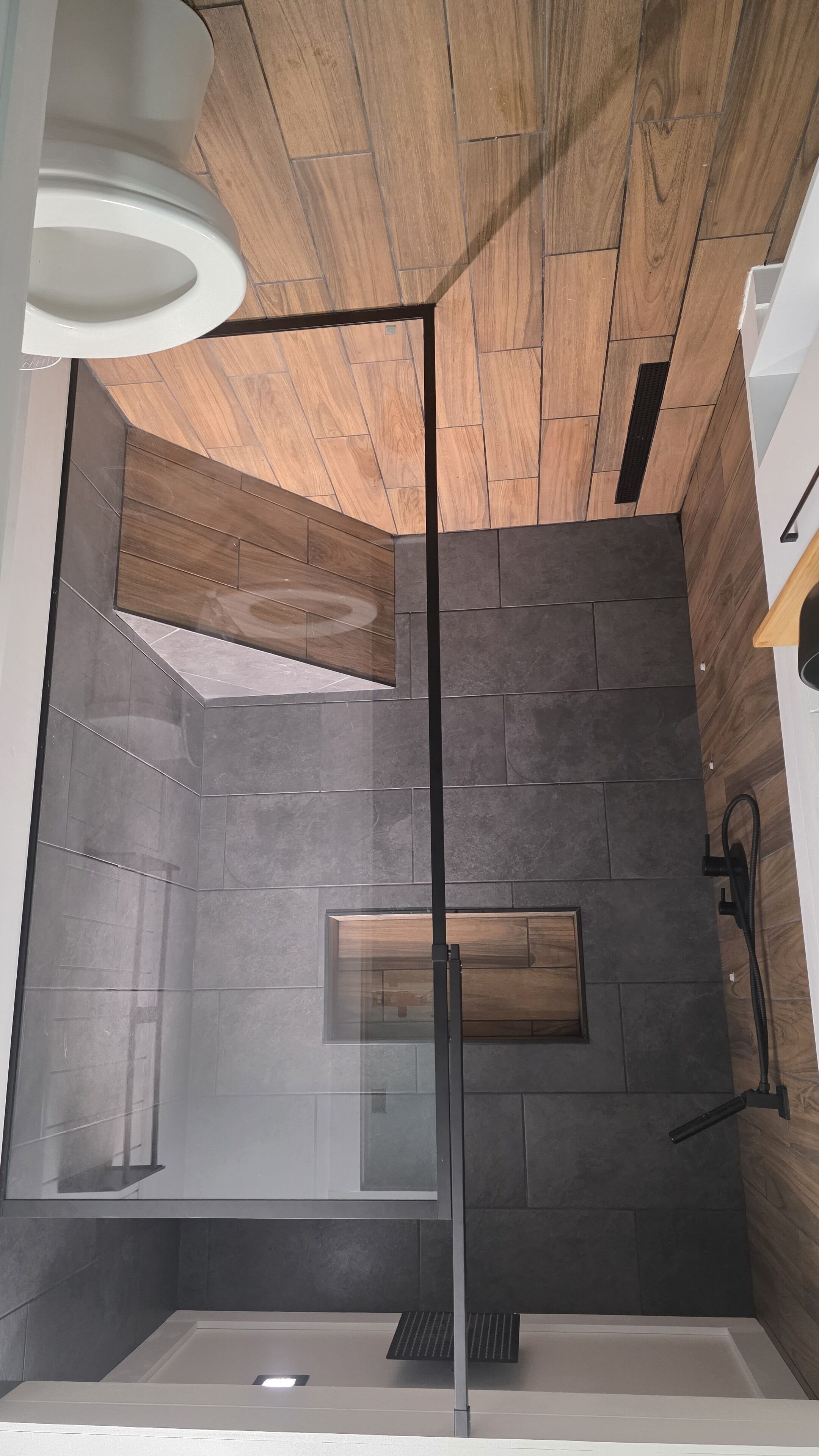 Een douche, een haardroger, handdoeken, zeep