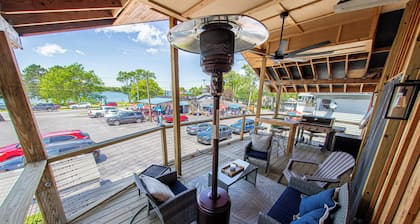 Charming 2bedroom house in adorable Tonawanda w/ balcony overlooking the river.