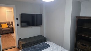 2 slaapkamers, een bureau, een strijkplank/strijkijzer, gratis wifi