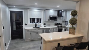 Private kitchen - Charming 2bedroom house in adorable Tonawanda with balcony overlooking the river (Tonawanda)