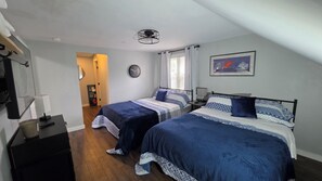 Room - Charming 2bedroom house in adorable Tonawanda with balcony overlooking the river (Tonawanda)