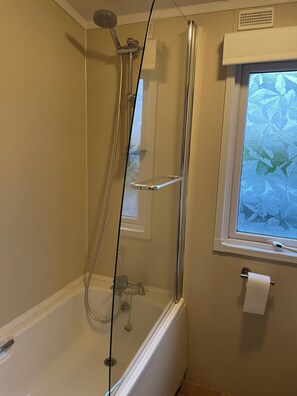 ヘアドライヤー、石鹸、トイレットペーパー