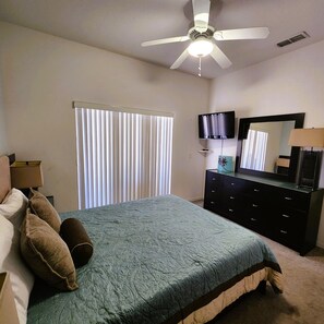 Room - Family Retreat in Quiet Gated Community. South facing pool (Davenport)