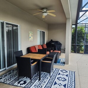 Outdoor dining - Family Retreat in Quiet Gated Community. South facing pool (Davenport)