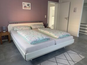 Free WiFi, bed sheets - Moselglück Cozy vacation apartment with terrace and beautiful view. (Pölich)