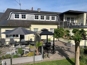 Outdoor dining - Moselglück Cozy vacation apartment with terrace and beautiful view. (Pölich)