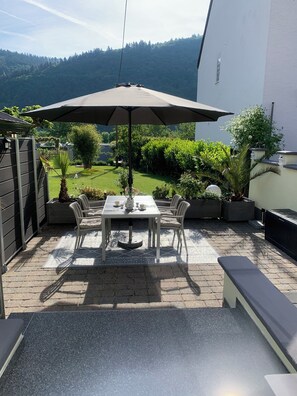 Outdoor dining - Moselglück Cozy vacation apartment with terrace and beautiful view. (Pölich)