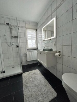 Shower, hair dryer, towels, soap - Moselglück Cozy vacation apartment with terrace and beautiful view. (Pölich)
