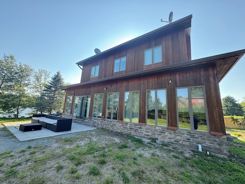 Delightful 2 bedroom house with AC in Kauneonga Lake. Lake front property