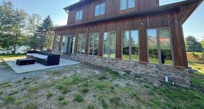 Delightful 2 bedroom house with AC in Kauneonga Lake. Lake front property