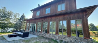Delightful 2 bedroom house with AC in Kauneonga Lake. Lake front property