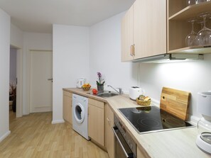 Kühlschrank, Mikrowelle, Geschirrspüler, Kochgeschirr/Geschirr/Besteck