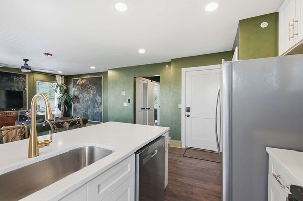 Fridge, microwave, oven, stovetop - The Bavarian Inn 6 – Chic 1 BDR (Covington)