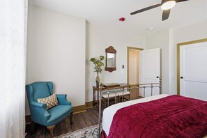Tabla de planchar con plancha, wifi y ropa de cama 