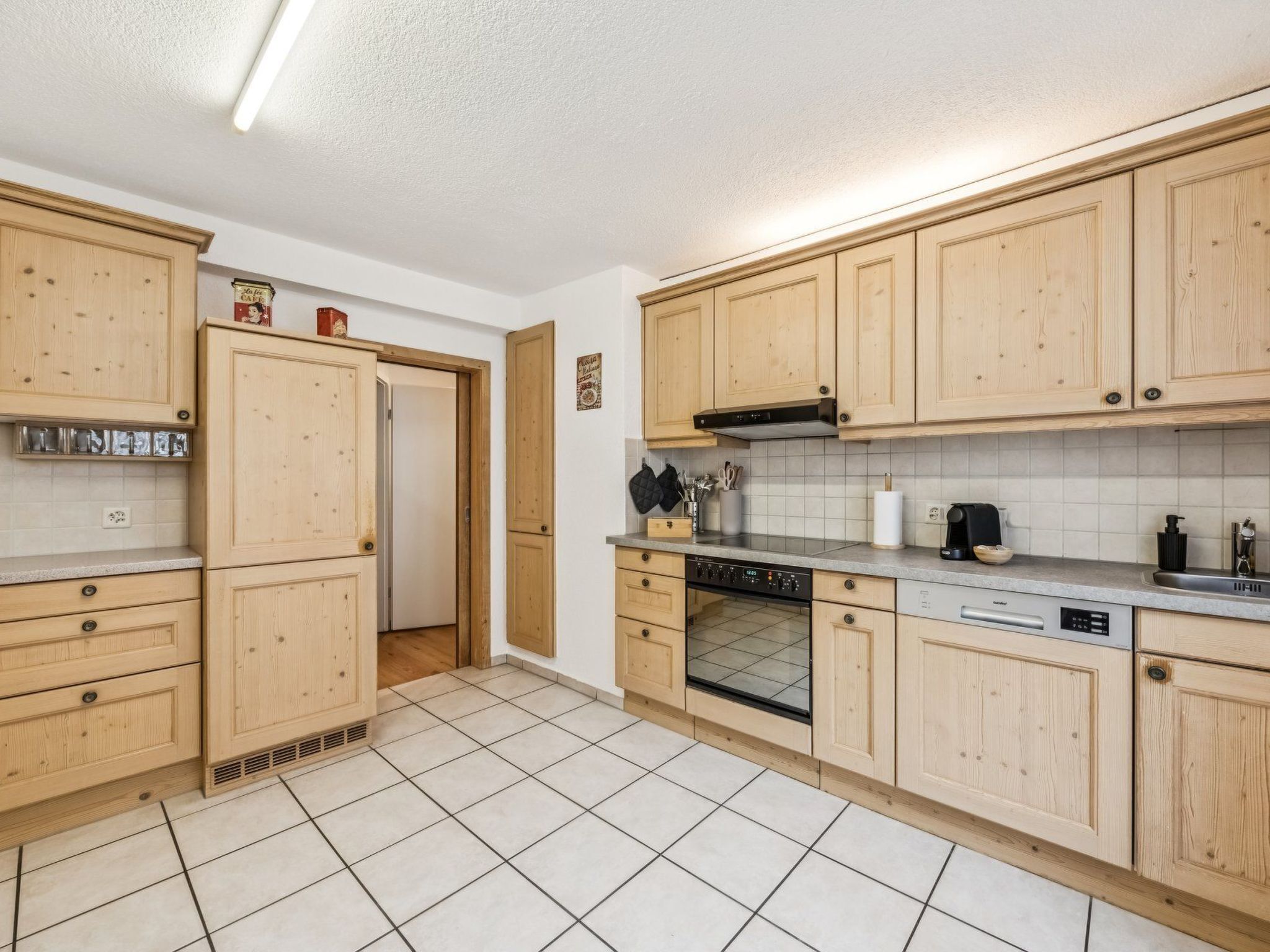 Fridge, oven, dishwasher, cookware/dishes/utensils