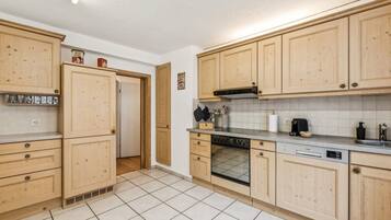 Fridge, oven, dishwasher, cookware/dishes/utensils