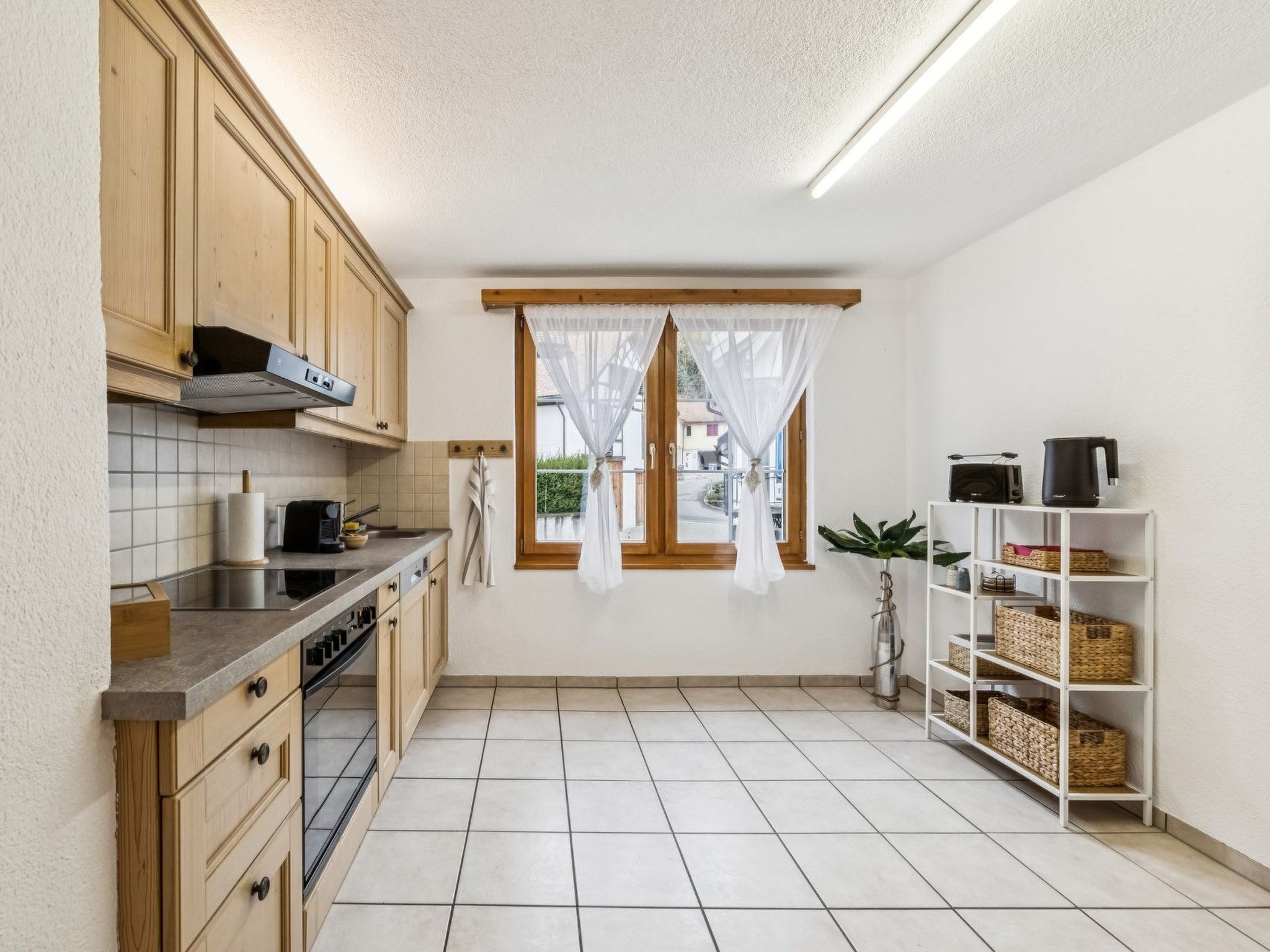 Refrigerador, horno, lavavajillas, utensilios de cocina