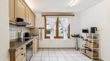 Refrigerador, horno, lavavajillas, utensilios de cocina