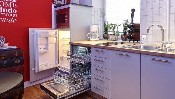 Fridge, microwave, oven, dishwasher - in Berliner Innenstadt, Siegessäule-Nähe by Interhome (Berlin)