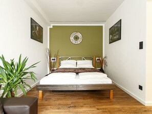 Room - in Berliner Innenstadt, Siegessäule-Nähe by Interhome (Berlin)