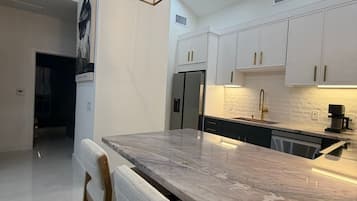 Coffee/tea maker, fridge, oven, stovetop