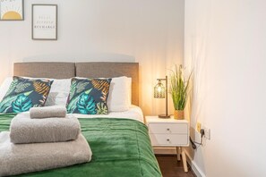 Iron/ironing board, WiFi, bed sheets - Coventry City Centre Gem / BEST LOCATION / 10 min walk from train station (Coventry)