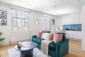 Smart TV, offices - Soho Stay - Prime 1BR Near Theatres & Dining (London)